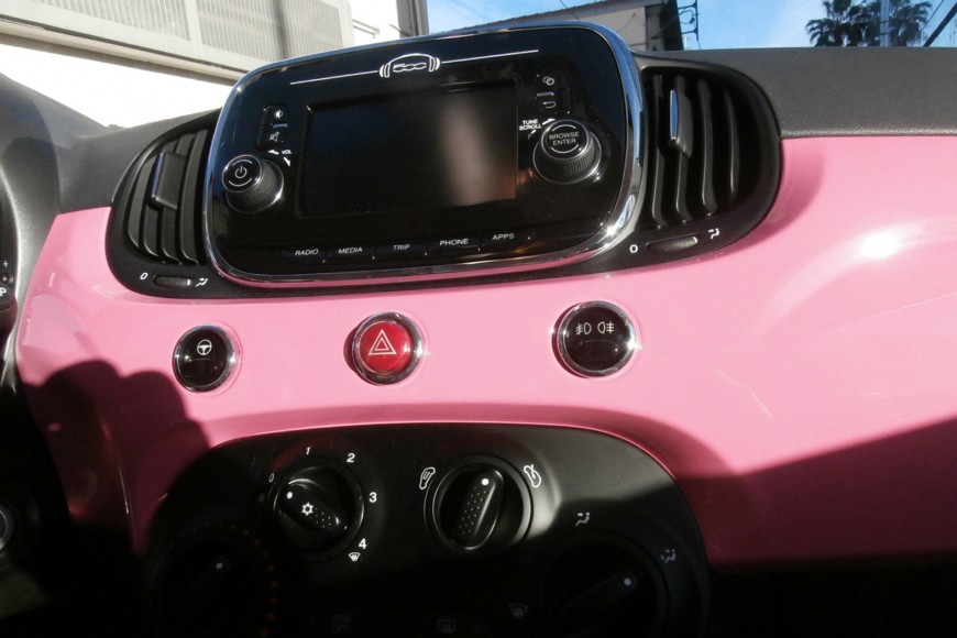 Peinture personnalisée à Nice : découvrez comment voir la vie en rose en Fiat 500